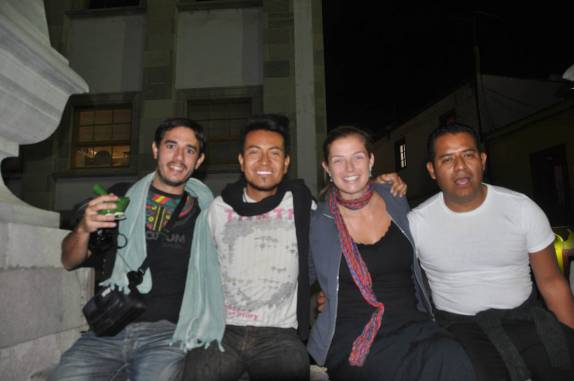 A Ana socializa durante 'callejonata' pelas ruas de Guanajuato, no México